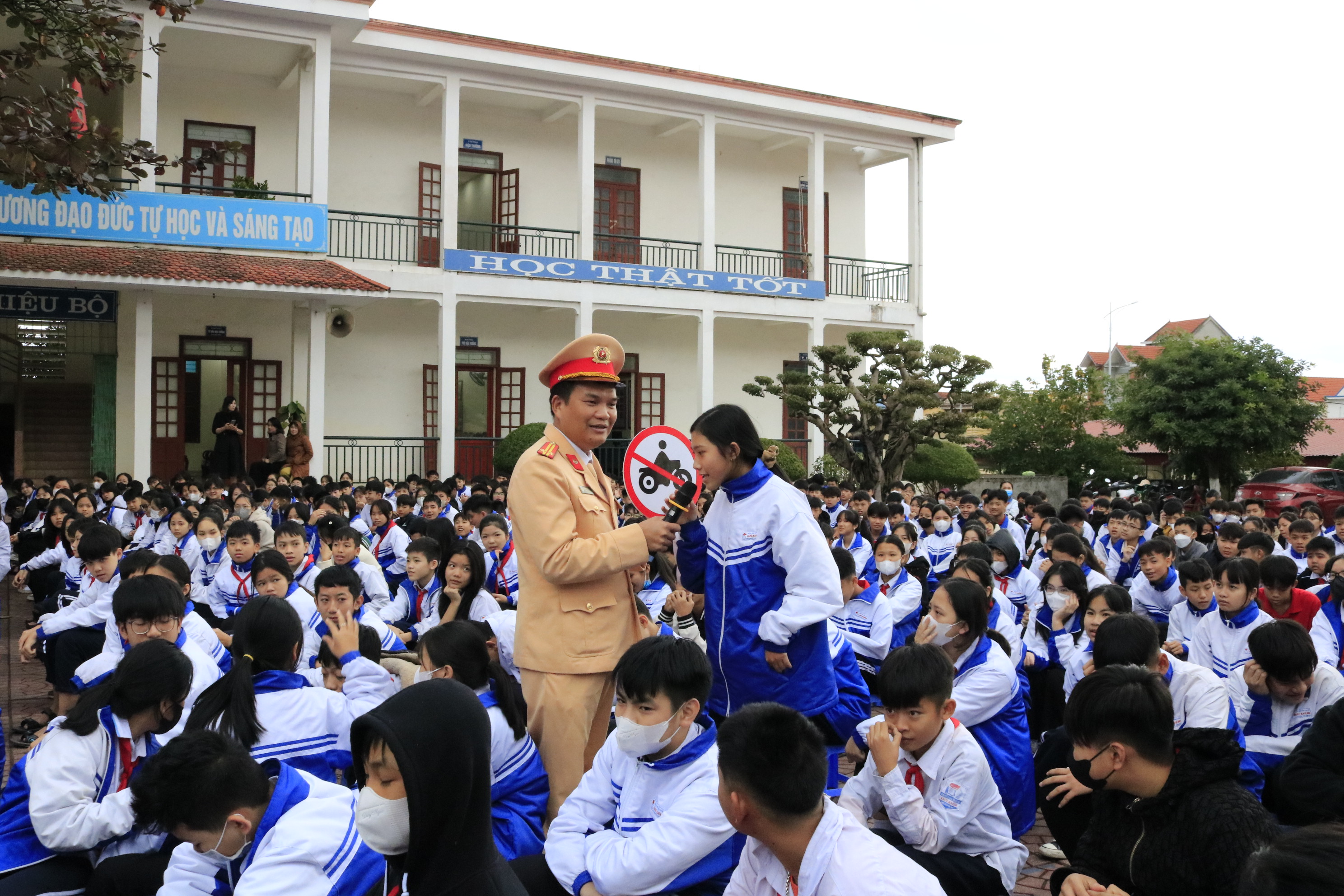 Phối hợp tuyên truyền về ATGT cho hơn 1.000 học sinh tại Trường THCS Lưu Kiếm (Thủy Nguyên)